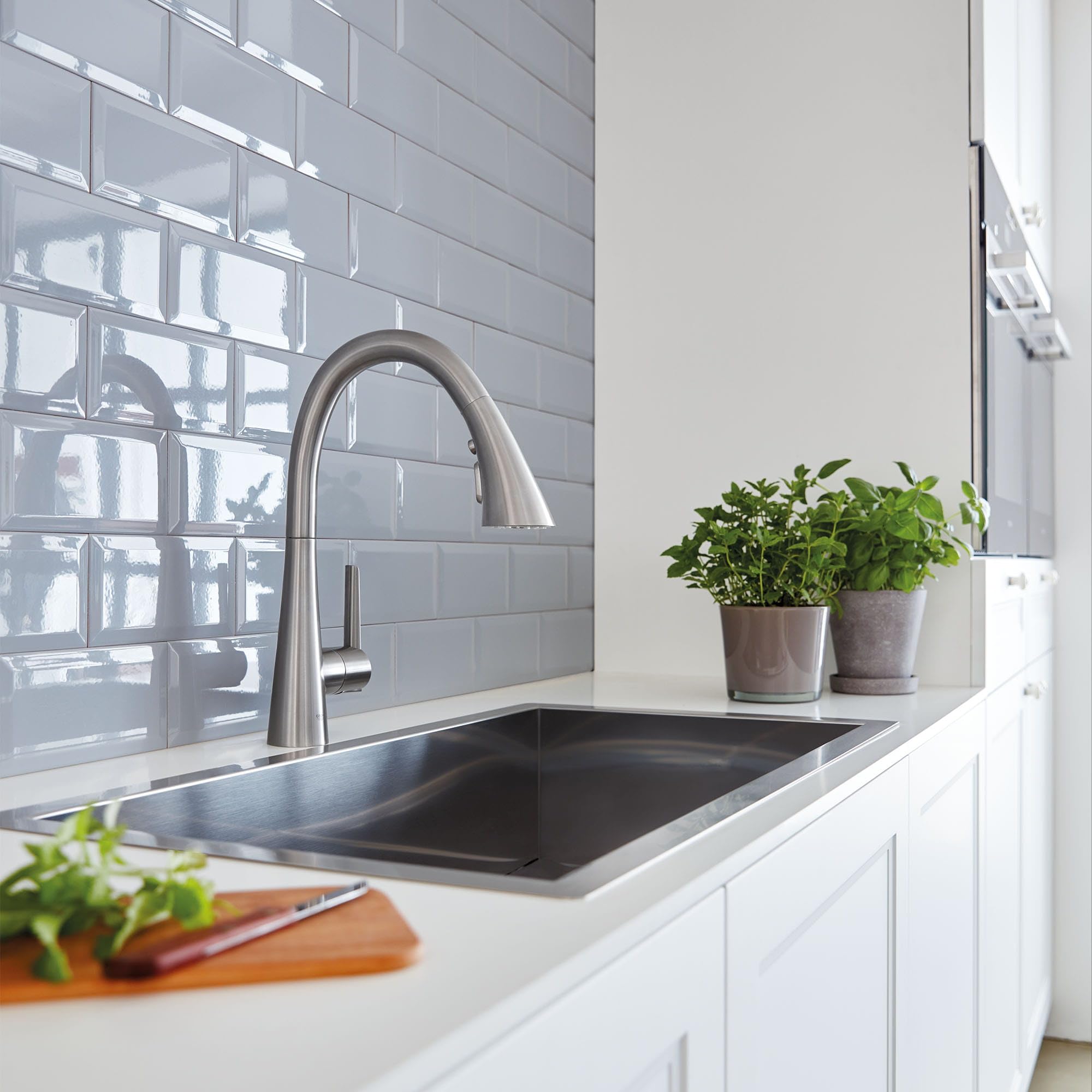 Grohe 32298DC2 Zedra Single-Handle Pull Down Triple Spray Kitchen Faucet in Supersteel - Image 4